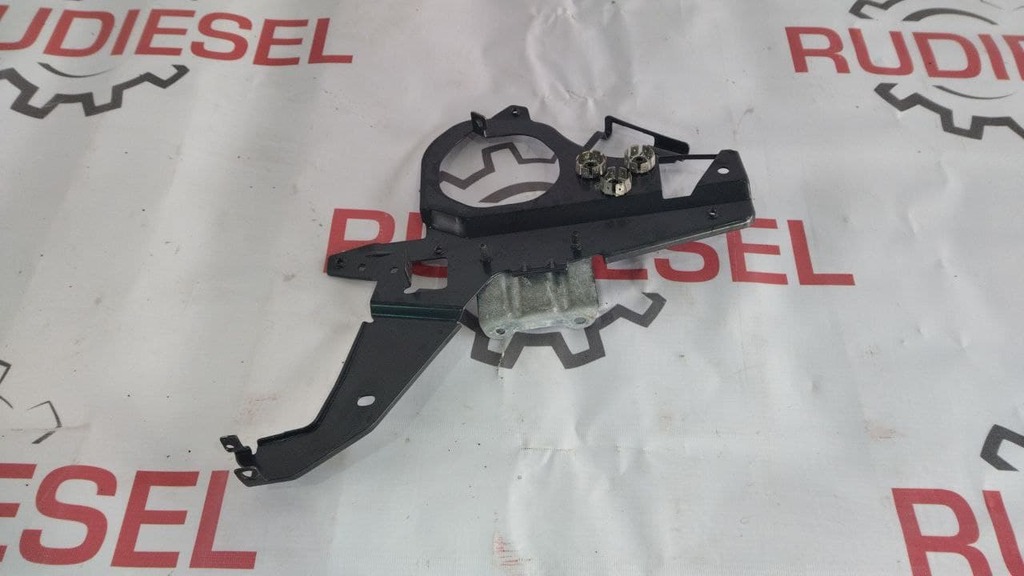 левый кронштейн панели разъемов б/у - 1